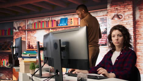 un experto en tecnología de la información que llega a la oficina con una computadora portátil