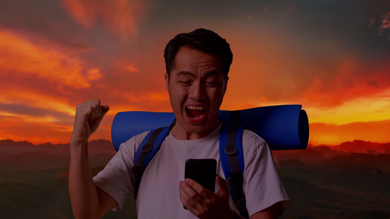 성공을 축하하는 행복한 여행자