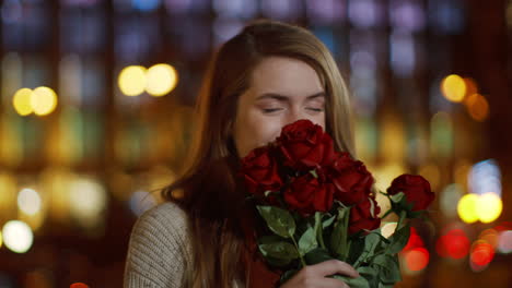 Romantisches-Mädchen,-Das-Draußen-Blumen-Riecht.-Liebevolle-Frau-Mit-Blumenstrauß.