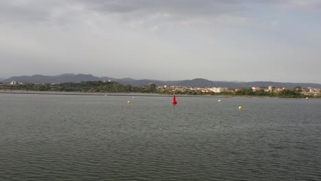 Schöner-Flug-über-Das-Meer-Voller-Bojen-Für-Den-Weltcup-Jetski-Bei-Olbia