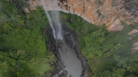 Vista-Aérea-De-Las-Cataratas-Purling-Brook-En-El-Parque-Nacional-Springbrook,-Interior-De-La-Costa-Dorada,-Queensland,-Australia