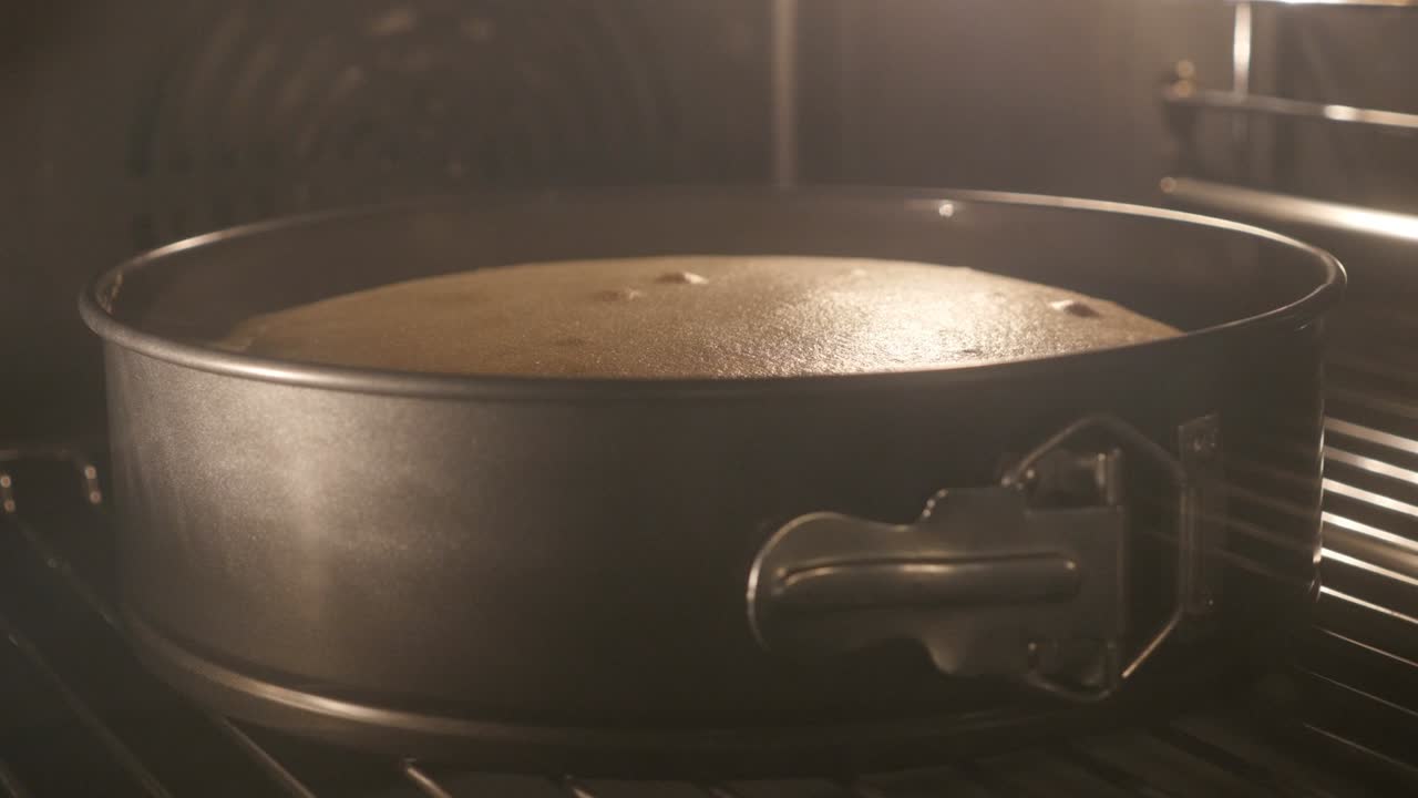 둥근 베이킹 트레이에서 크리스마스 축하 케이크 느린 기울기 4k 2160p uhd 영상 - 구운 사과 파이와 함께 불타는 오븐에 기울기 3840x2160 울트라하드 비디오