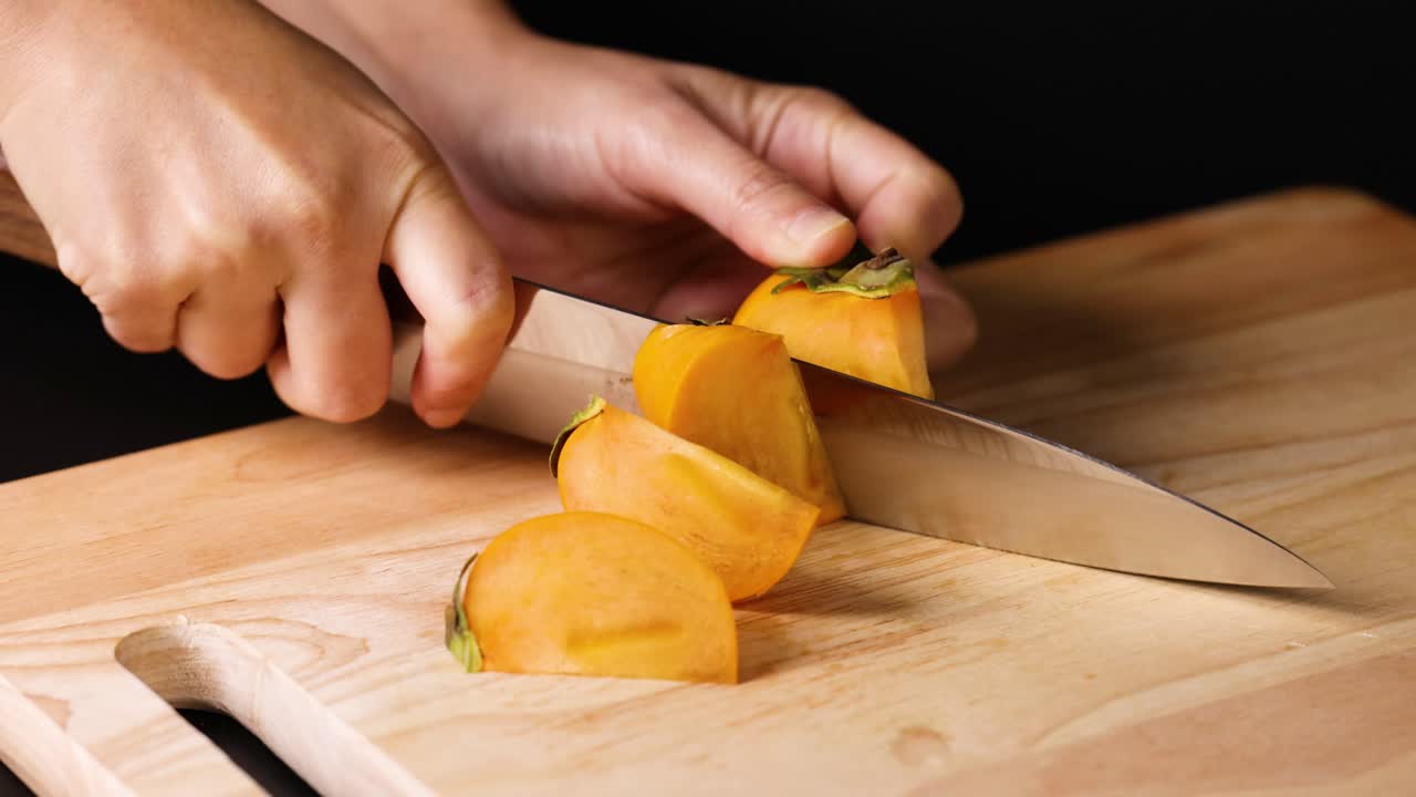 날카로운 칼로 파시몬을 잘라내는 손