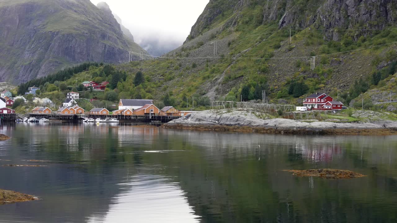 vista de una ciudad pesquera en noruega