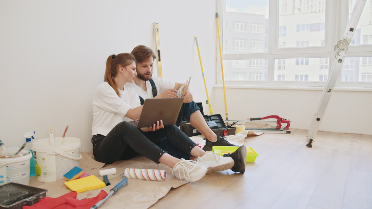 pareja que planea la renovación de su casa