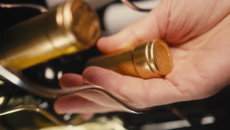 botellas de vino y manos