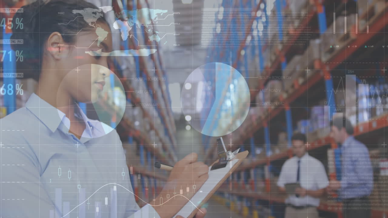 animación del procesamiento de datos sobre la escritura de la mujer en el clipboard en el almacén