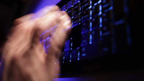 manos del hombre escribiendo en el teclado azul lapso de tiempo
