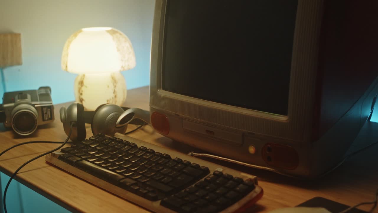 책상, 오래된 카메라 및 데스크 ⁇  pc에서 빈티지 기술 쪽으로 느리게 확대