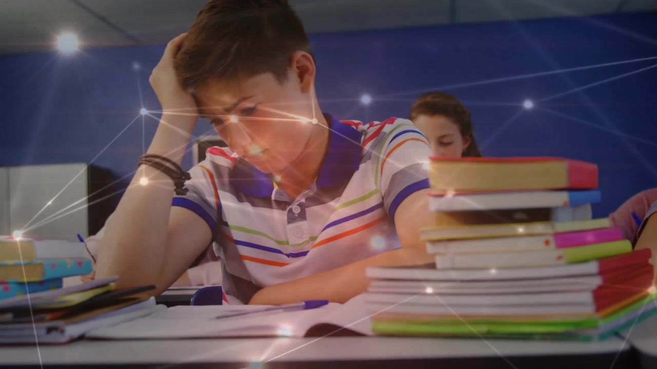 Estudiante masculino apoyando la cabeza y escribiendo en un cuaderno de trabajo en el aula, con una superposición apareciendo y apoyando el estudio.