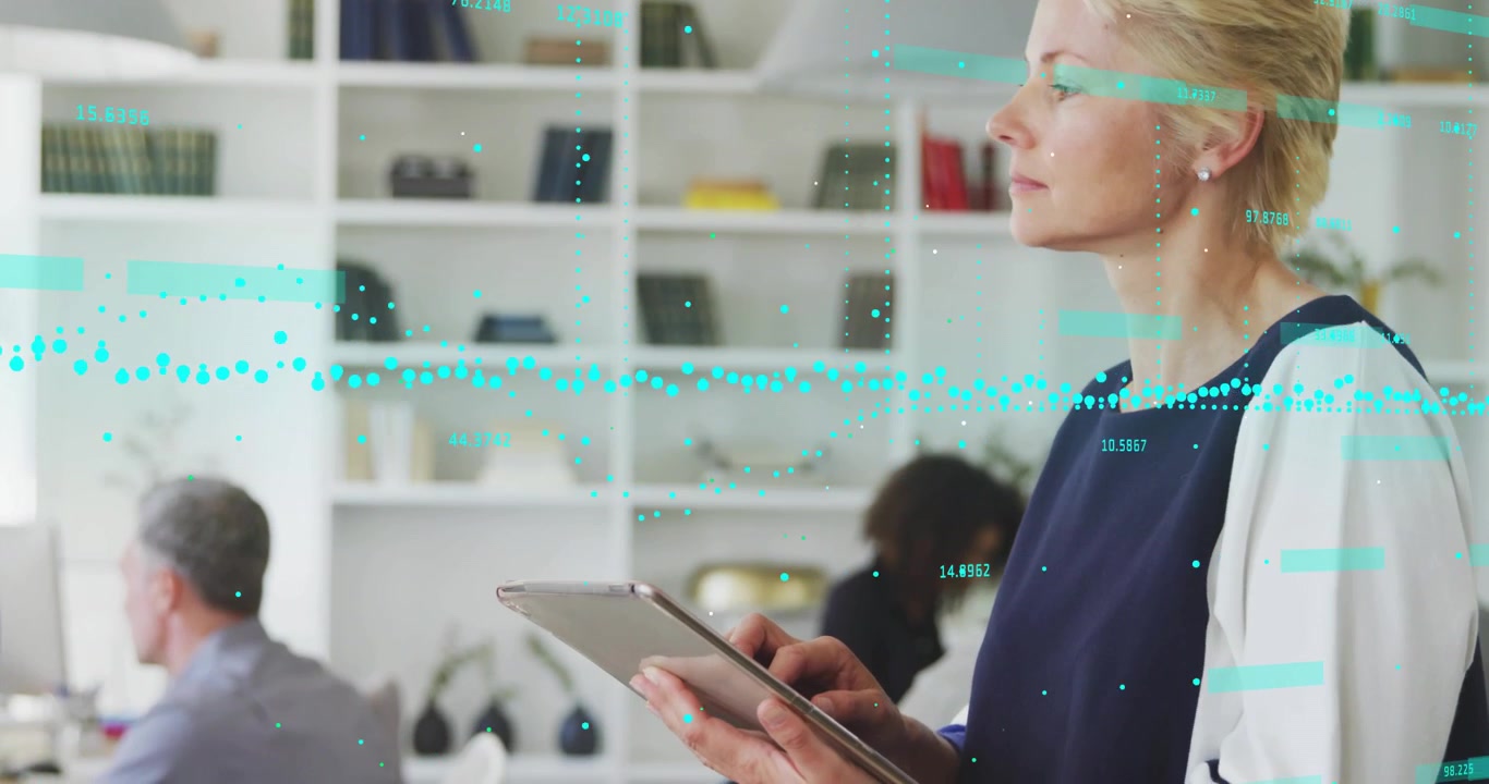 Werknemers scrollen op tablet en tikken op telefoon, activeren analyse-overlay voor gegevensbeoordeling op kantoor.
