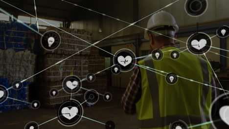 con equipo de seguridad, trabajador de almacén con íconos interconectados sobre fondo industrial
