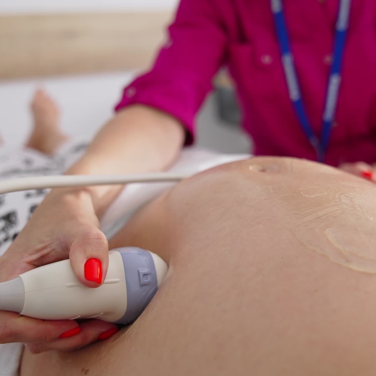 Ostetrico che esamina la pancia di una donna incinta con un'ecografia. Processo di ecografia fetale. Gravidanza e concetto di assistenza sanitaria