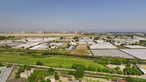 Antalya-Turquía-Aérea-V57-Panorámico-Panorámico-A-Través-De-Yenigöl-Con-Estructuras-Aisladas-De-Cultivo-De-Invernadero,-Aeropuerto,-Paisaje-Urbano-Y-Vistas-A-La-Montaña-En-El-Fondo---Filmado-Con-Cine-Mavic-3---Julio-De-2022