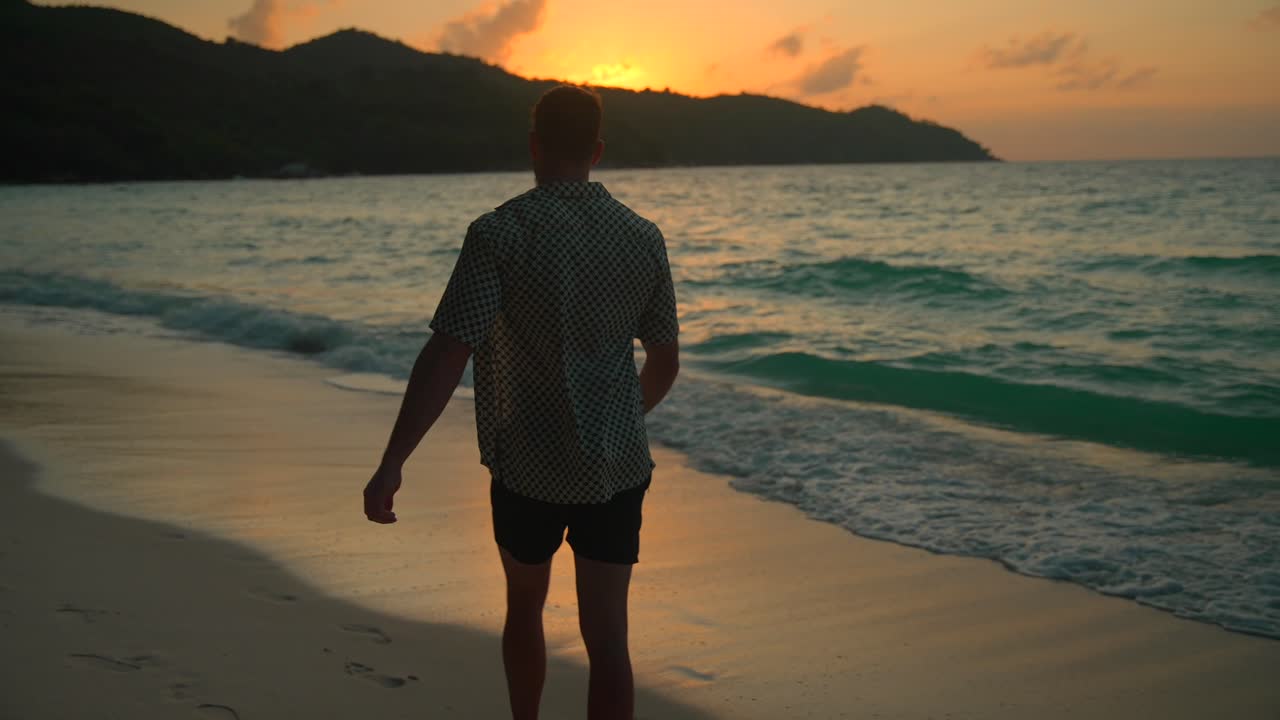 hermosa playa en las seychelles al atardecer con el océano y las montañas en la vista