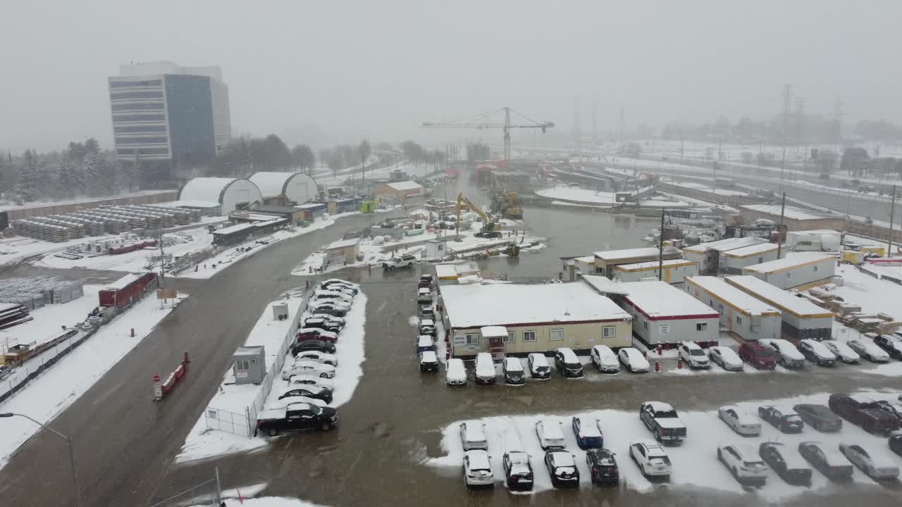 캐나다 미시소가 시의 산업 구역을 바라보는 겨울 새들의 시선