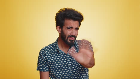 molesto irritado hombre guapo cubriendo las orejas gesticulando no evitando consejos ignorando el ruido voces fuertes