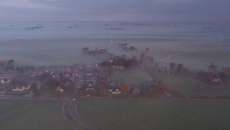 Burgum-En-Frisia,-Campo-Holandés-Cubierto-De-Niebla-Matutina,-Antena