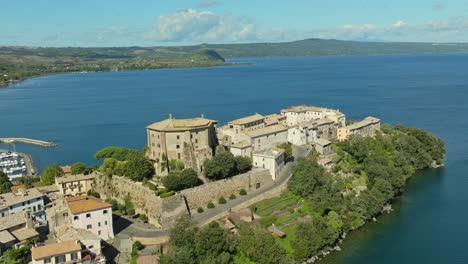 Antena-Alrededor-Del-Castillo-De-Rocca-Farnese-Y-El-Casco-Antiguo-De-Capodimonte-En-El-Lago-De-Bolsena,-Provincia-De-Viterbo,-Italia