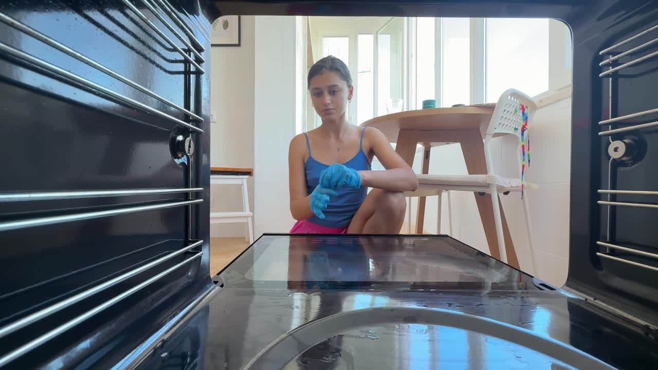Donna che pulisce il forno