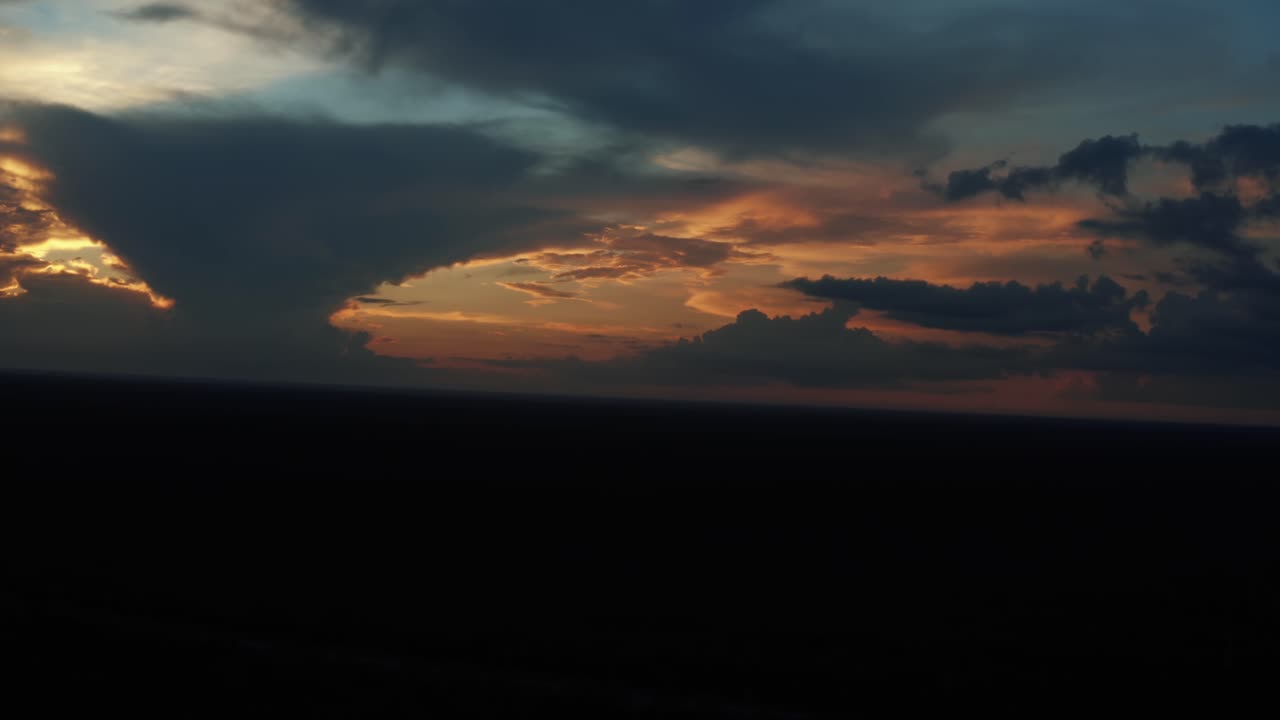 따뜻한 여름 저녁에 멕시코 칸쿤 근처의 열대 리비에라 마야 숲 위로 놀랍도록 생생한 열대 일몰