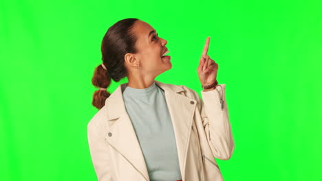 mujer apuntando hacia arriba en una chaqueta de color crema