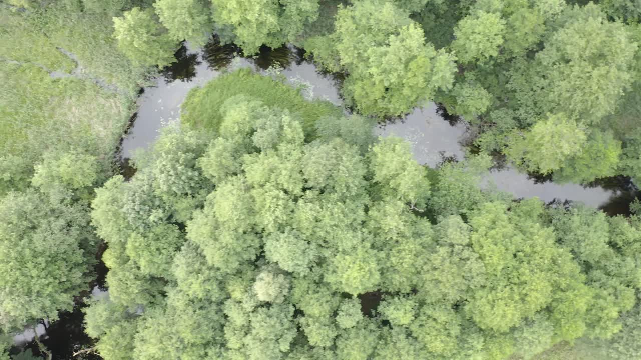 강 위를 비행하는 드론