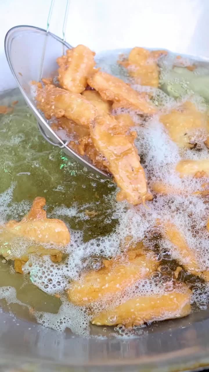 Processo di frittura sequenziale di banane in olio bollente.