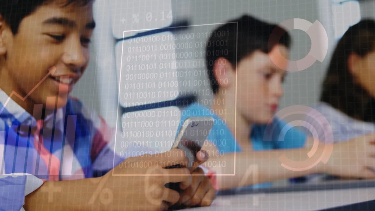 sosteniendo un teléfono inteligente, estudiantes con código binario y animación de procesamiento de datos sobre ellos