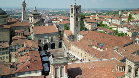 Vuelo-De-Drones-De-Bergamo-Alta-Durante-Un-Día-Soleado-De-Primavera