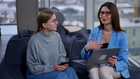 mujeres de negocios en conversación