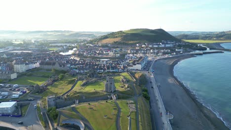 imágenes de drones en un día de verano en uk gales aberystwyth alrededor de la playa, el puerto, la costa, el acantilado y el frente de la ciudad-12