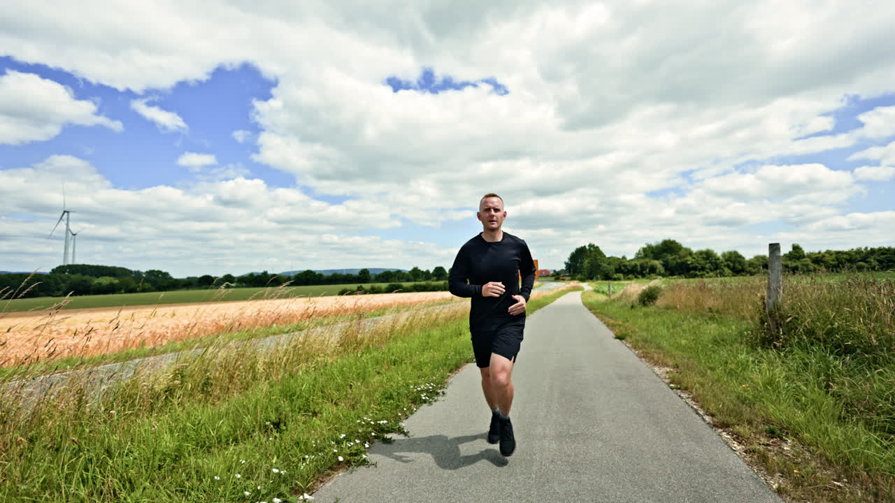 Giovane corridore durante una corsa mattutina. Uomo attivo che corre. Corsa, cardio, esercizio. Uomo che fa jogging con allenamento di resistenza cardiovascolare. Stile di vita sano.