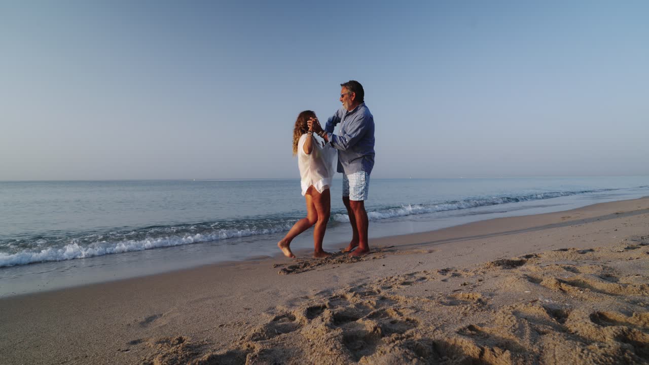 Coppia si gode un momento romantico sulla spiaggia