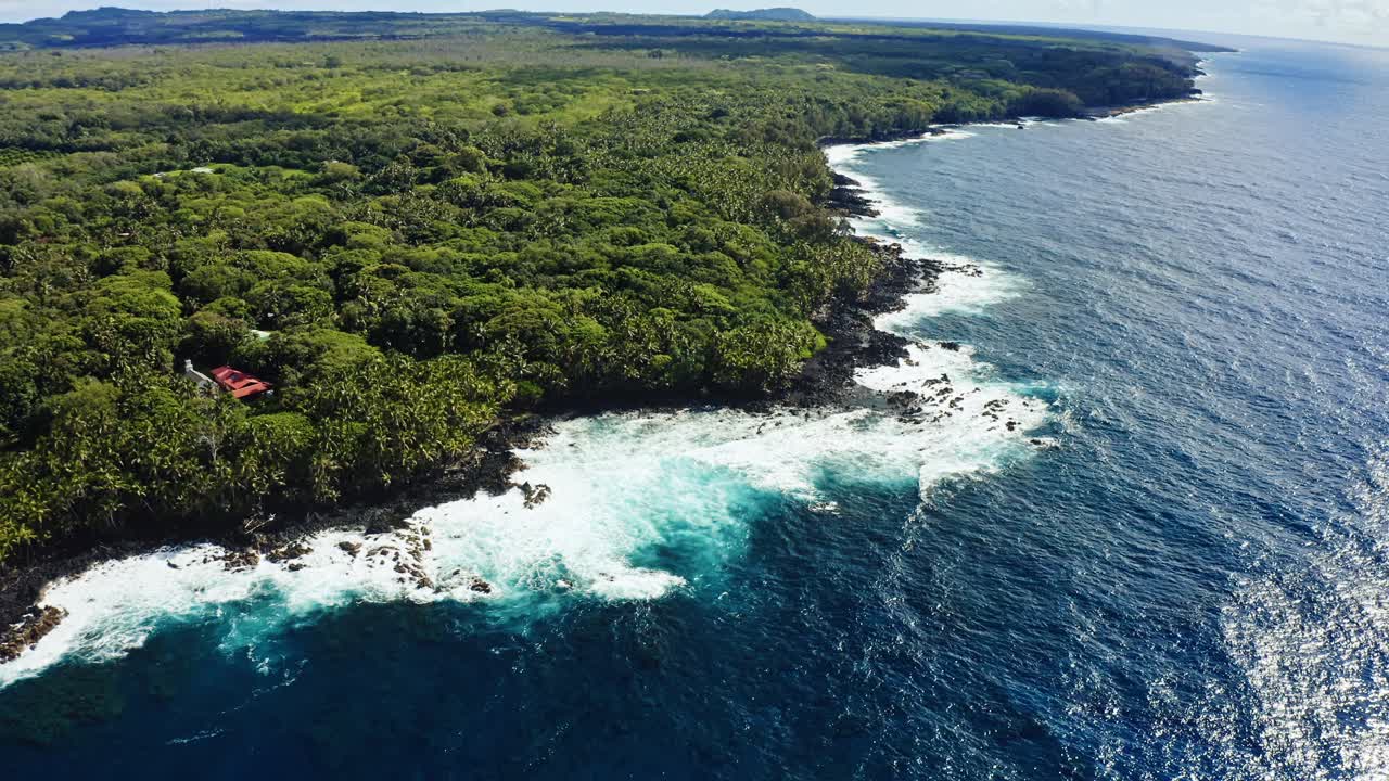 Il blu profondo del Pacifico incontra la verde e selvaggia foresta pluviale delle Hawaii, dove le onde tuonano contro le scogliere vulcaniche nere: un vivido incontro tra terra nata dal fuoco e oceano infinito.