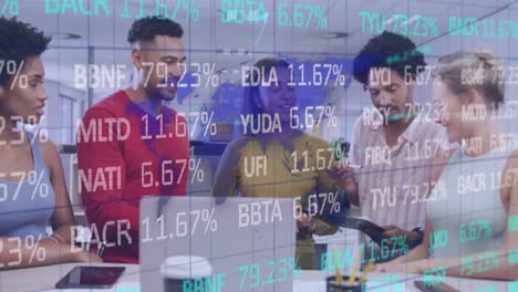 Animación-Del-Procesamiento-De-Datos-Del-Mercado-De-Valores-Contra-Un-Equipo-De-Colegas-Diversos-Que-Discuten-En-La-Oficina