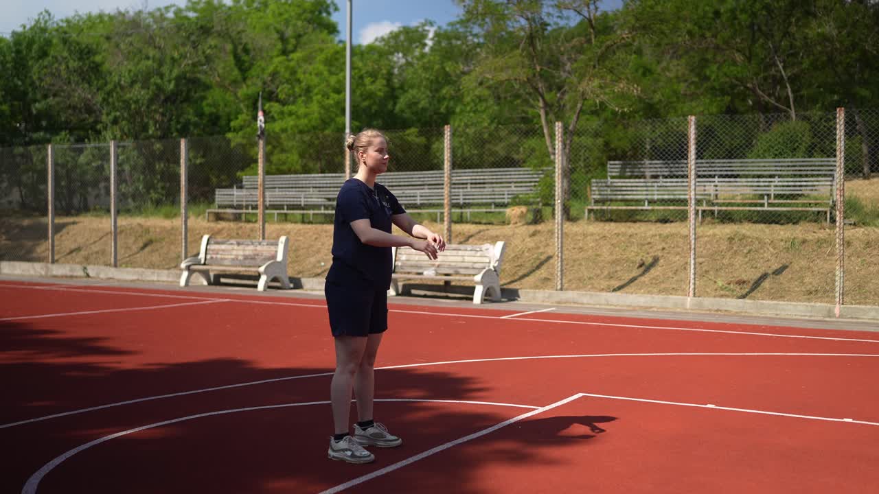 바에서 농구를 하는 여자