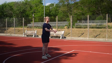 mujer jugando al baloncesto afuera