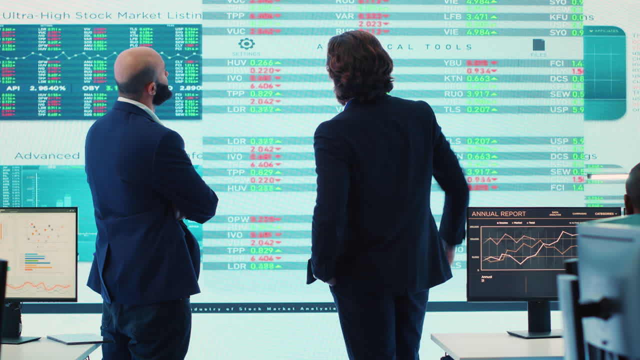 socios comerciales revisando los últimos planes presupuestarios una gran pantalla