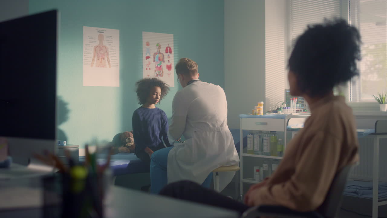 niña adolescente visita el consultorio del médico con su madre. hombre médico chequeo preadolescente.