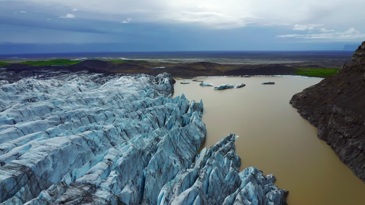volar sobre la laguna con el glaciar svinafellsjokull en vatnajökull, sur de islandia