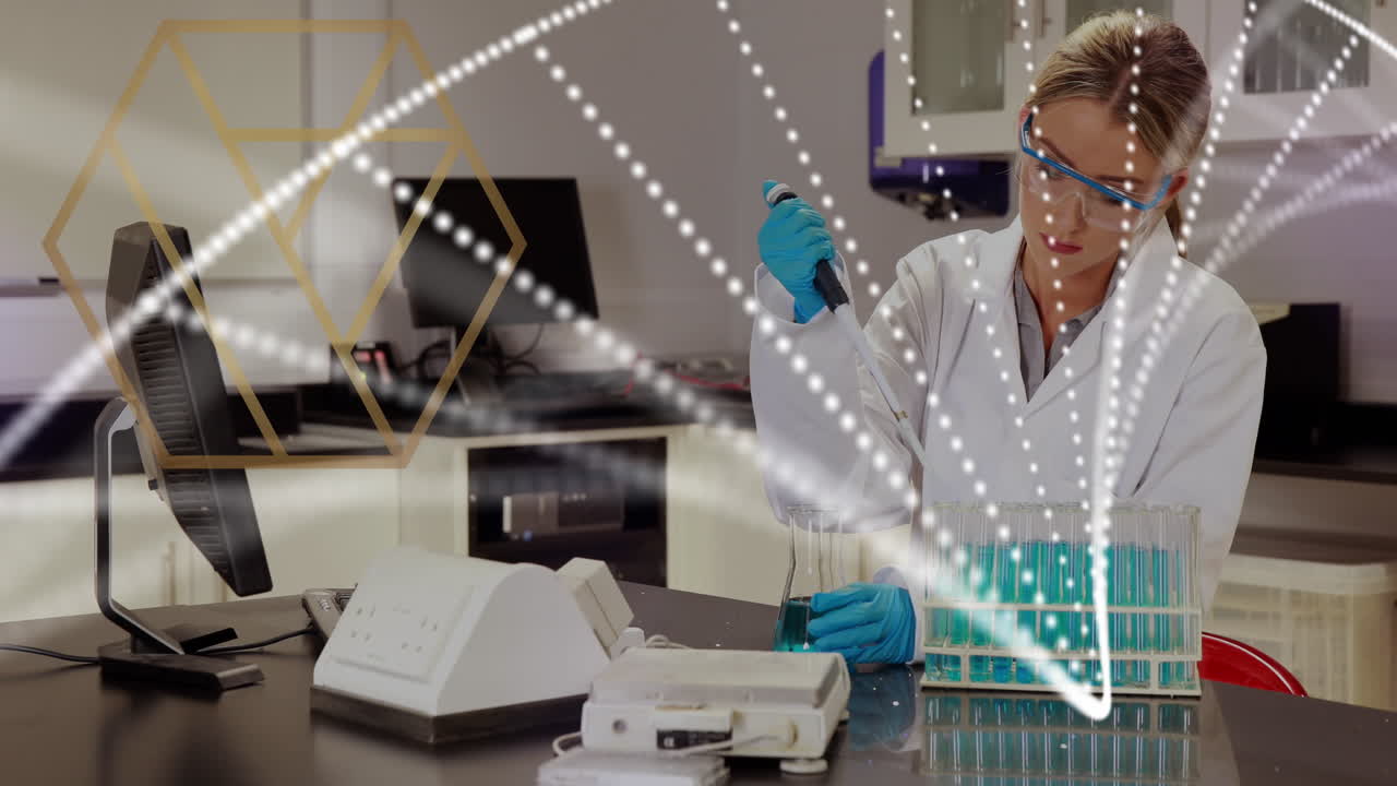 animación de puntos que forman una hélice de adn, un cubo 3d sobre una científica caucásica que prueba muestras líquidas