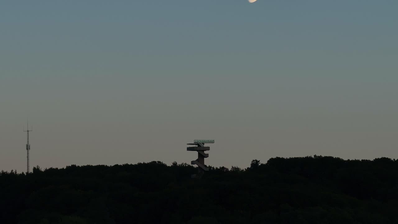 la luna desapareciendo de la vista, la torre wilhemina bajo la puesta de sol