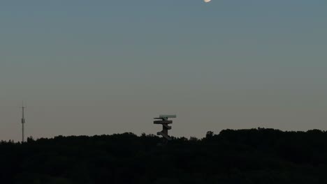 Luna-Desapareciendo-De-La-Vista,-Torre-Wilhemina-Bajo-El-Atardecer