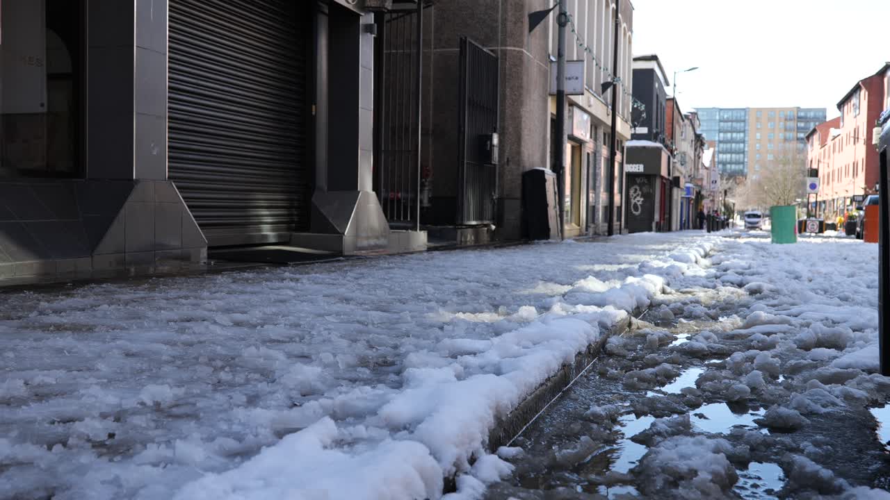 화창한 날, 셰필드, 낮은 각도의 비어 있고 눈 덮인 도시 거리