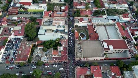 Drone-view-of-Guelaguetza-festival-parade-at-Oaxaca-City,-Mexico