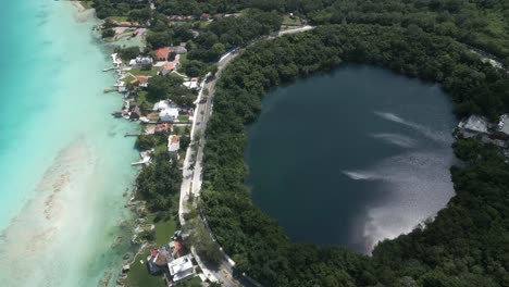 vista aérea del cenote en méxico bacalar