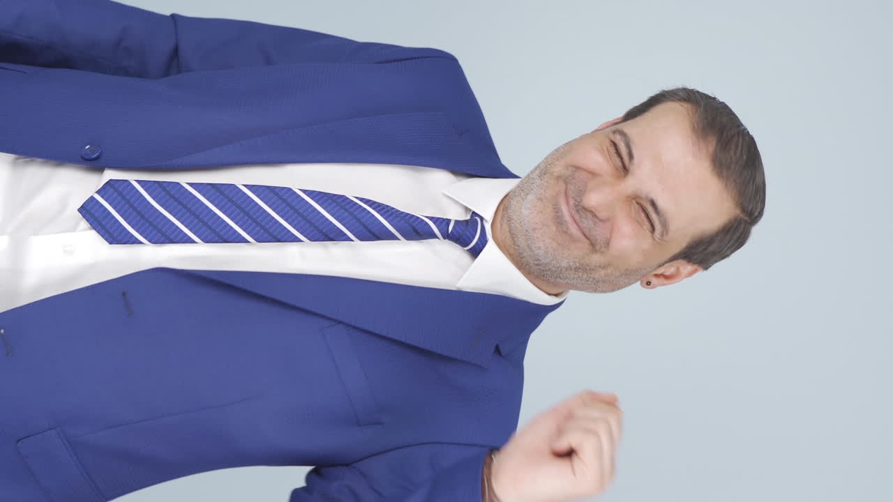Video vertical de empresario haciendo gestos simpáticos a cámara