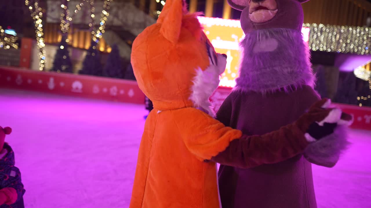 niños patinando sobre hielo con mascotas de animales