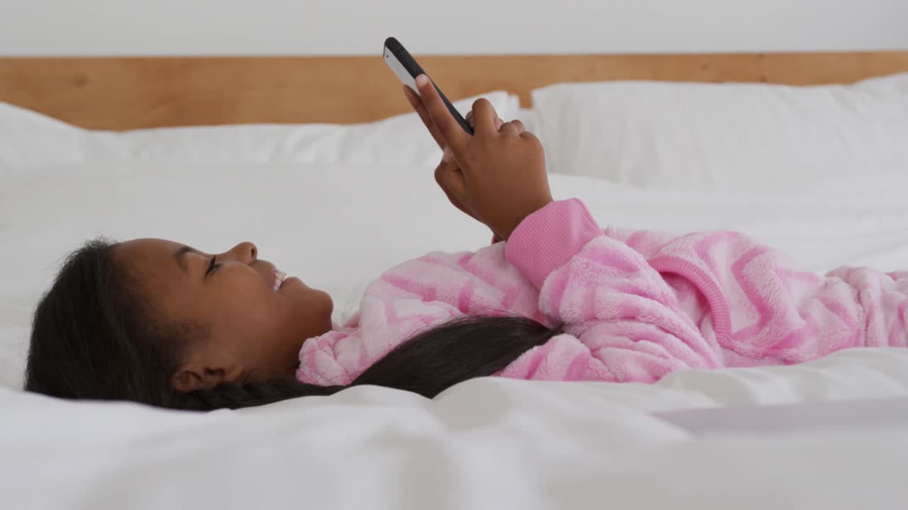 家族が家で自由な時間を楽しんでいる